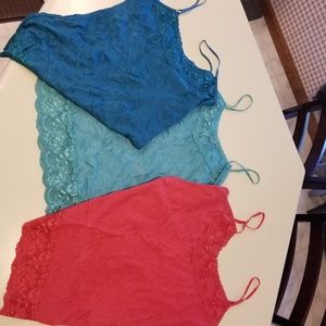 Cami tops, no pilling, stains or tears. Red, auqa & teal. Great condition